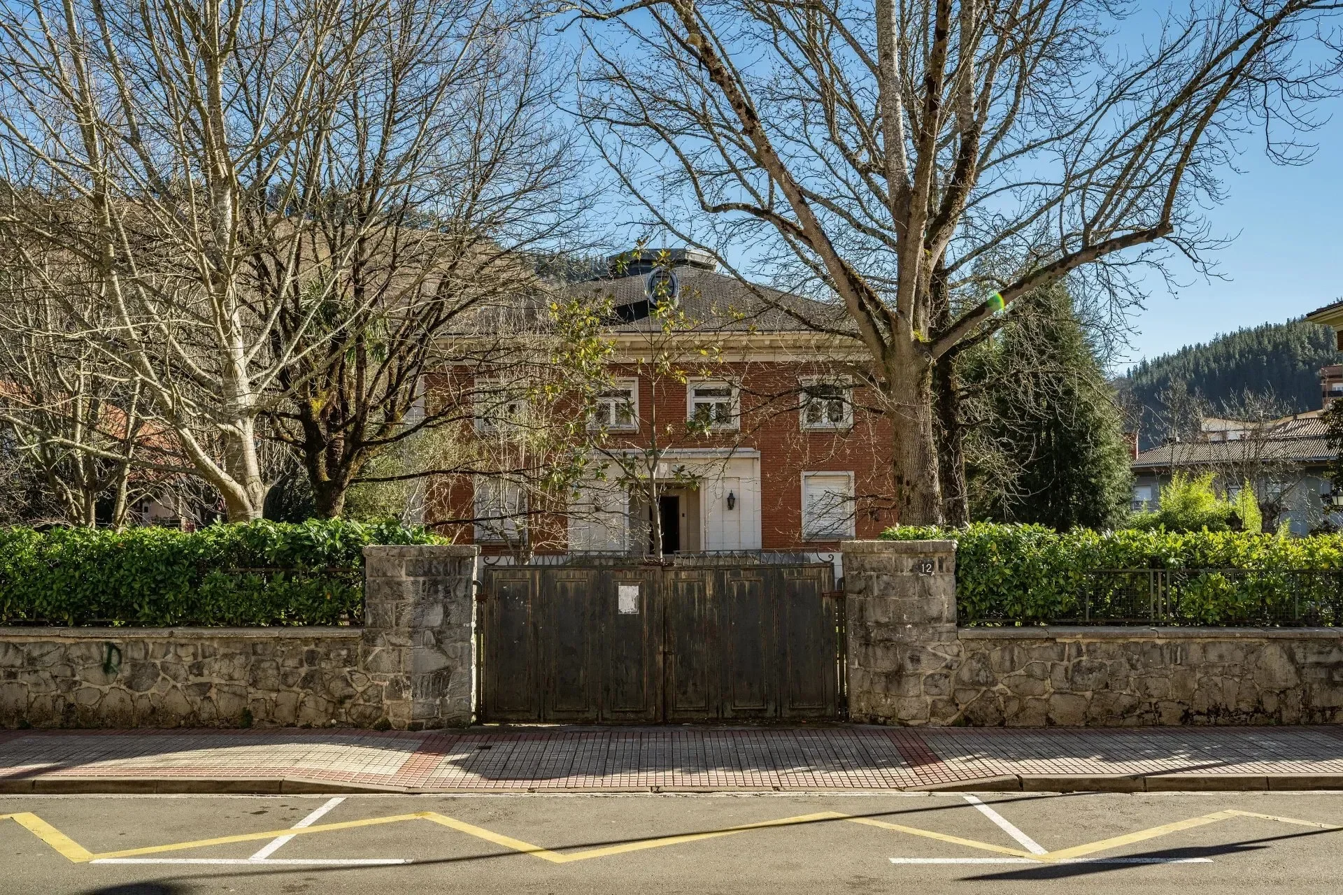 Exterior photo 4
