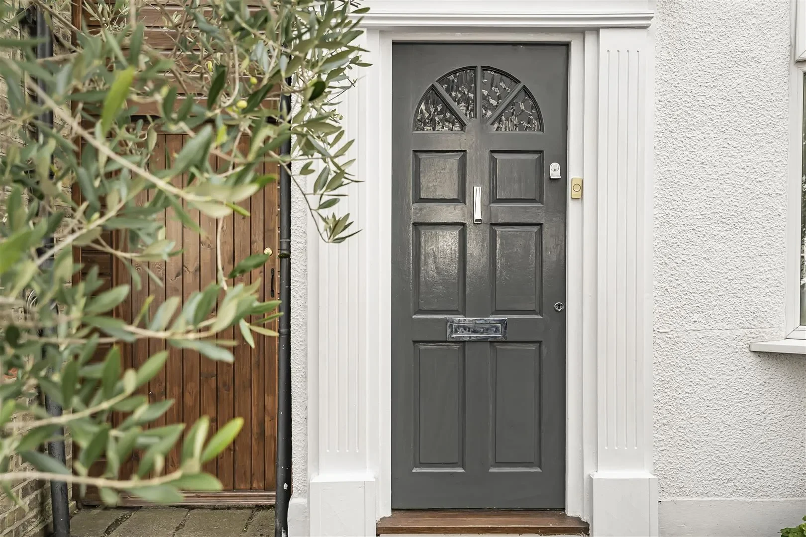 Exterior photo 6