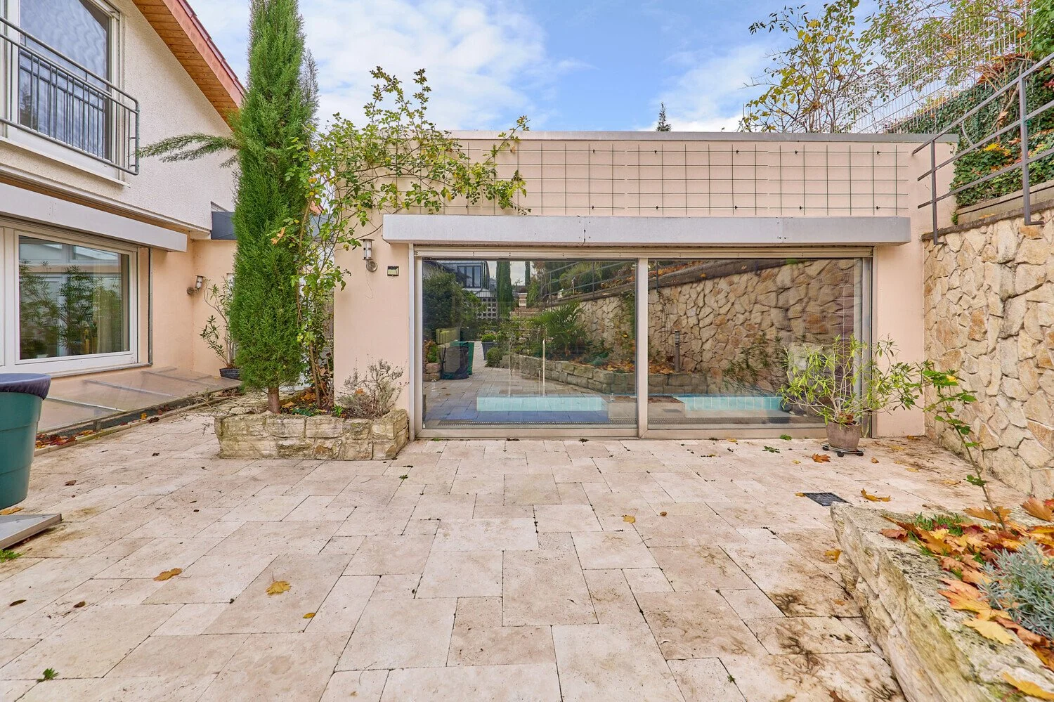 Exterior photo 6