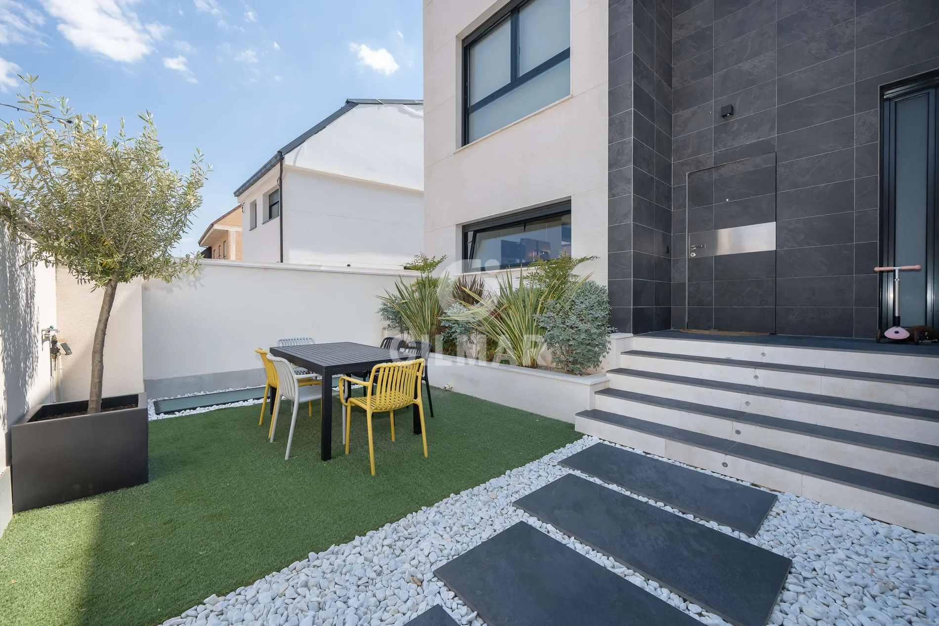 Exterior photo 4