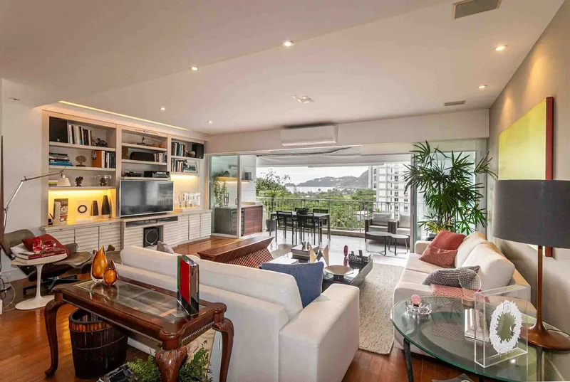 Apartment With Ocean View In Full Service Condominium In São Conrado