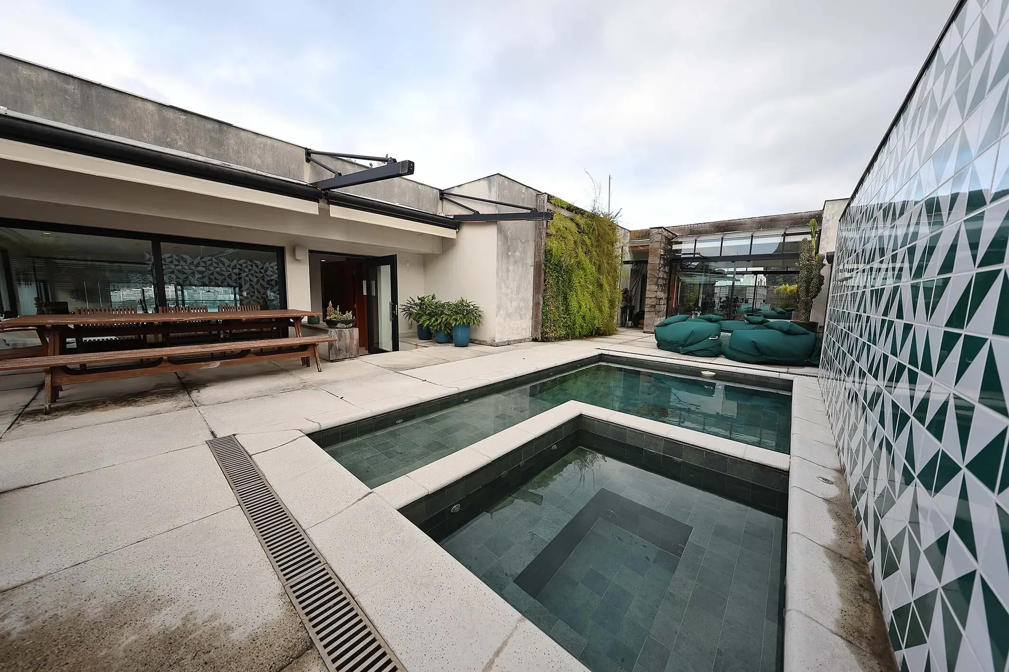 Exterior photo 2