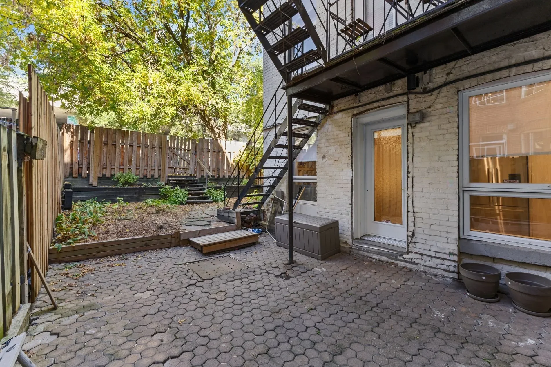 Exterior photo 4