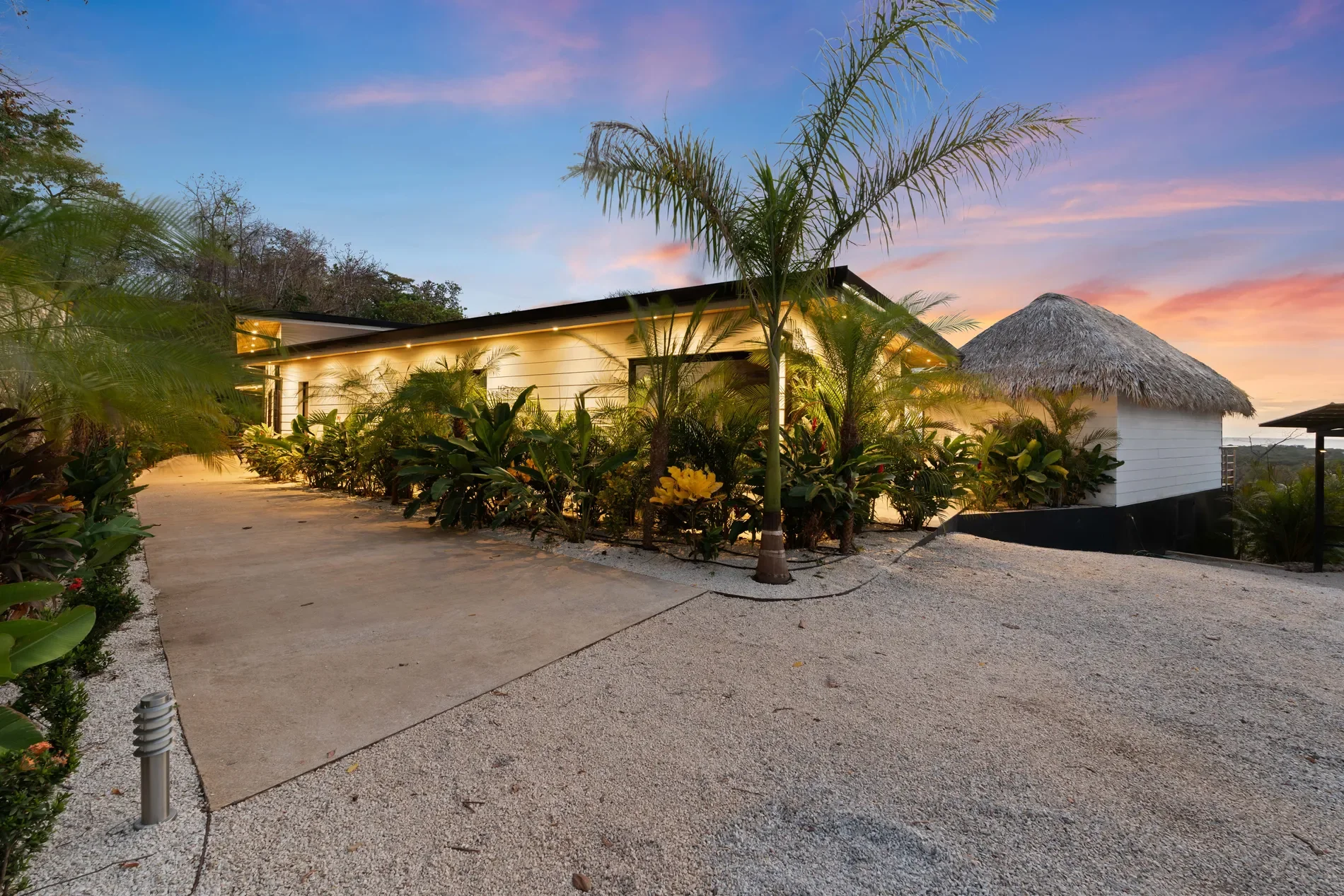 Exterior photo 9