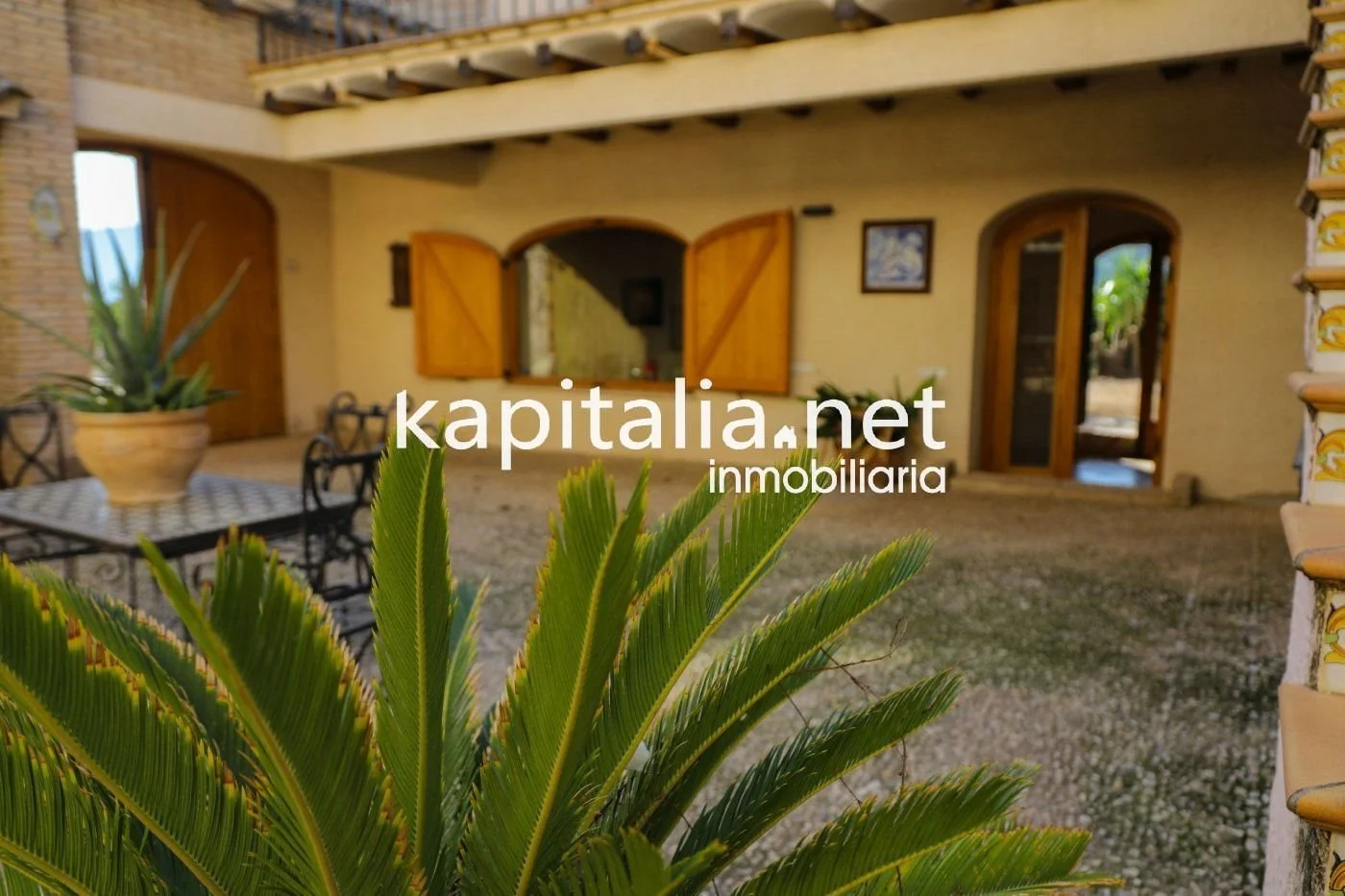 Exterior photo 6