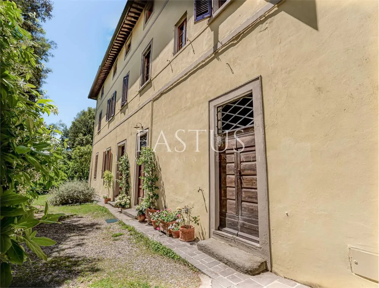 Exterior photo 6