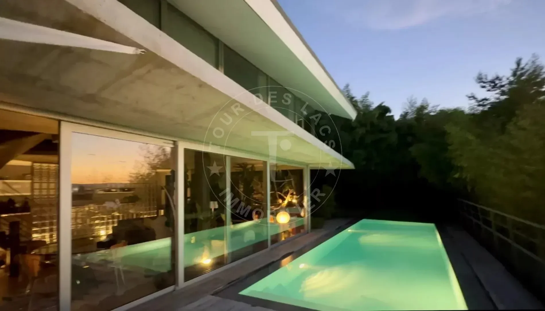 Exterior photo 6