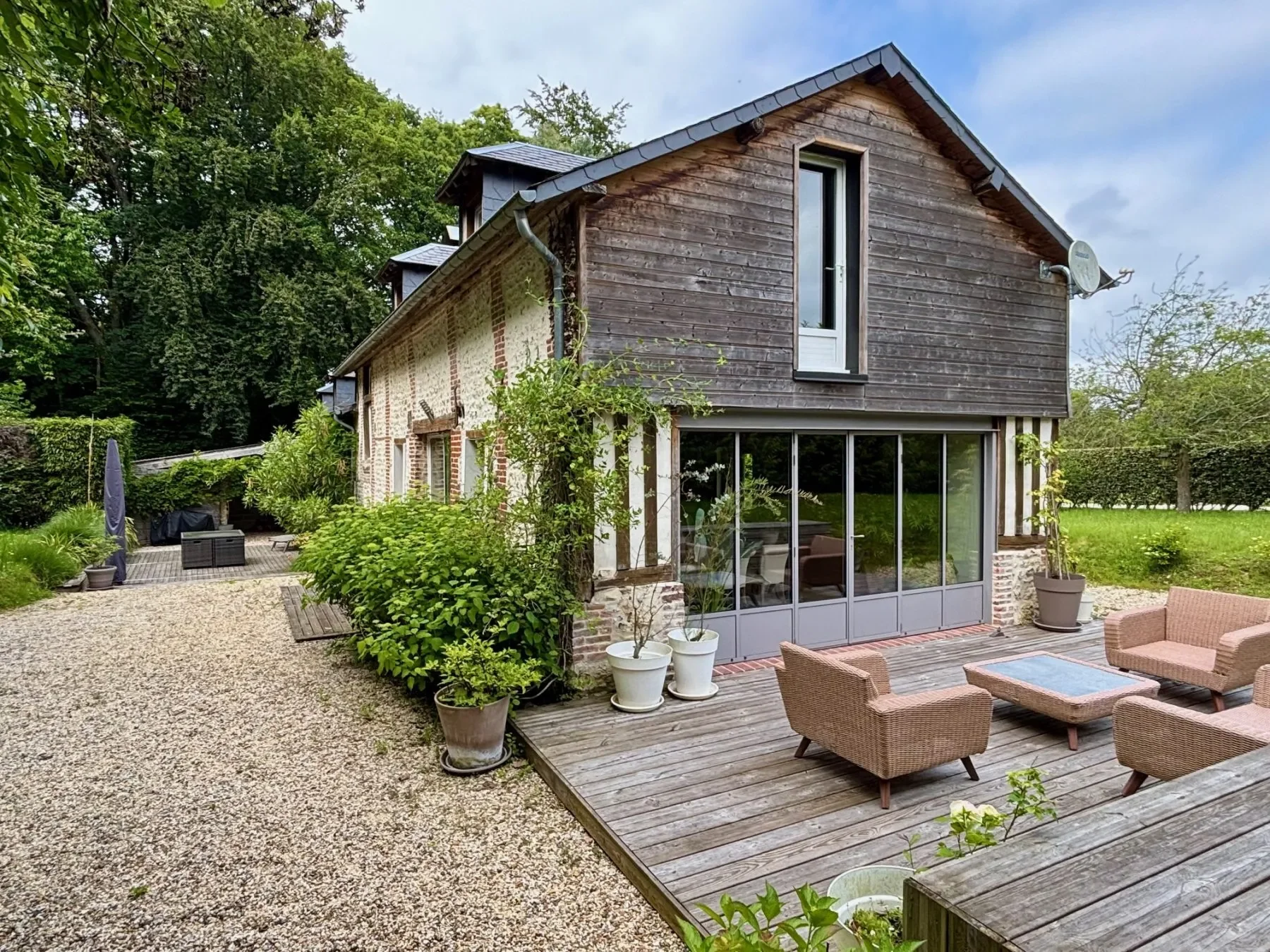 Exterior photo 2