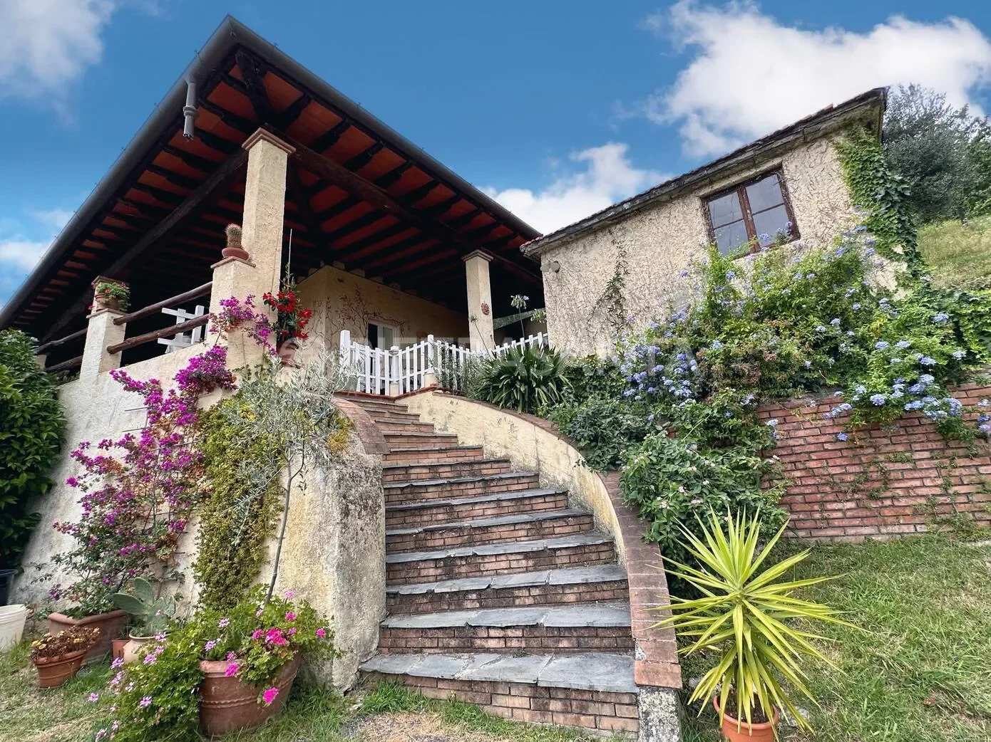 Exterior photo 2