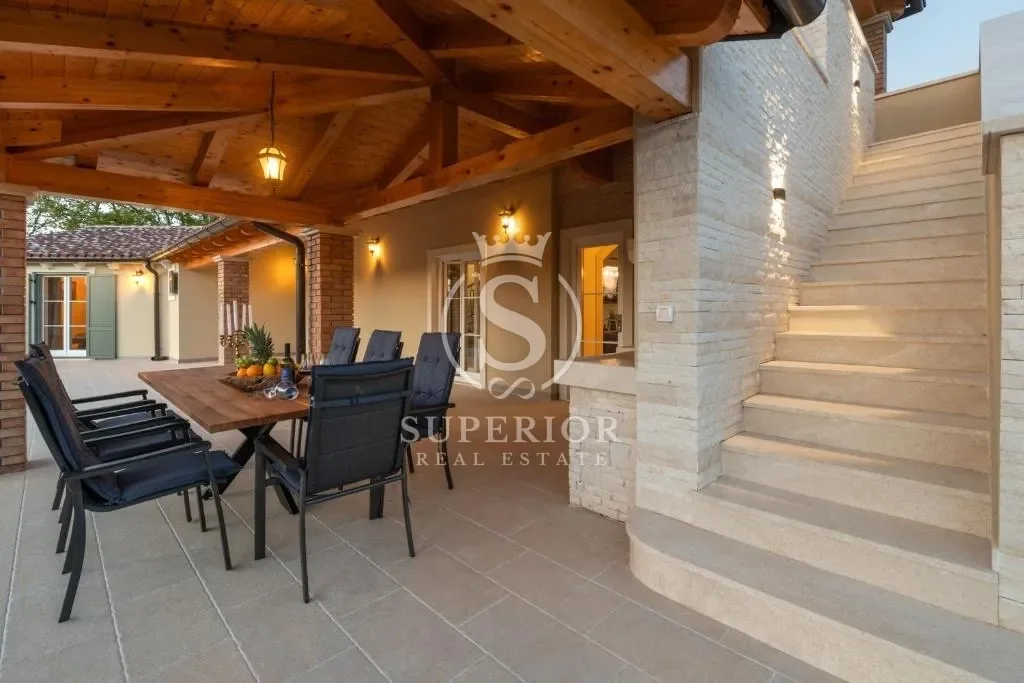 Exterior photo 8