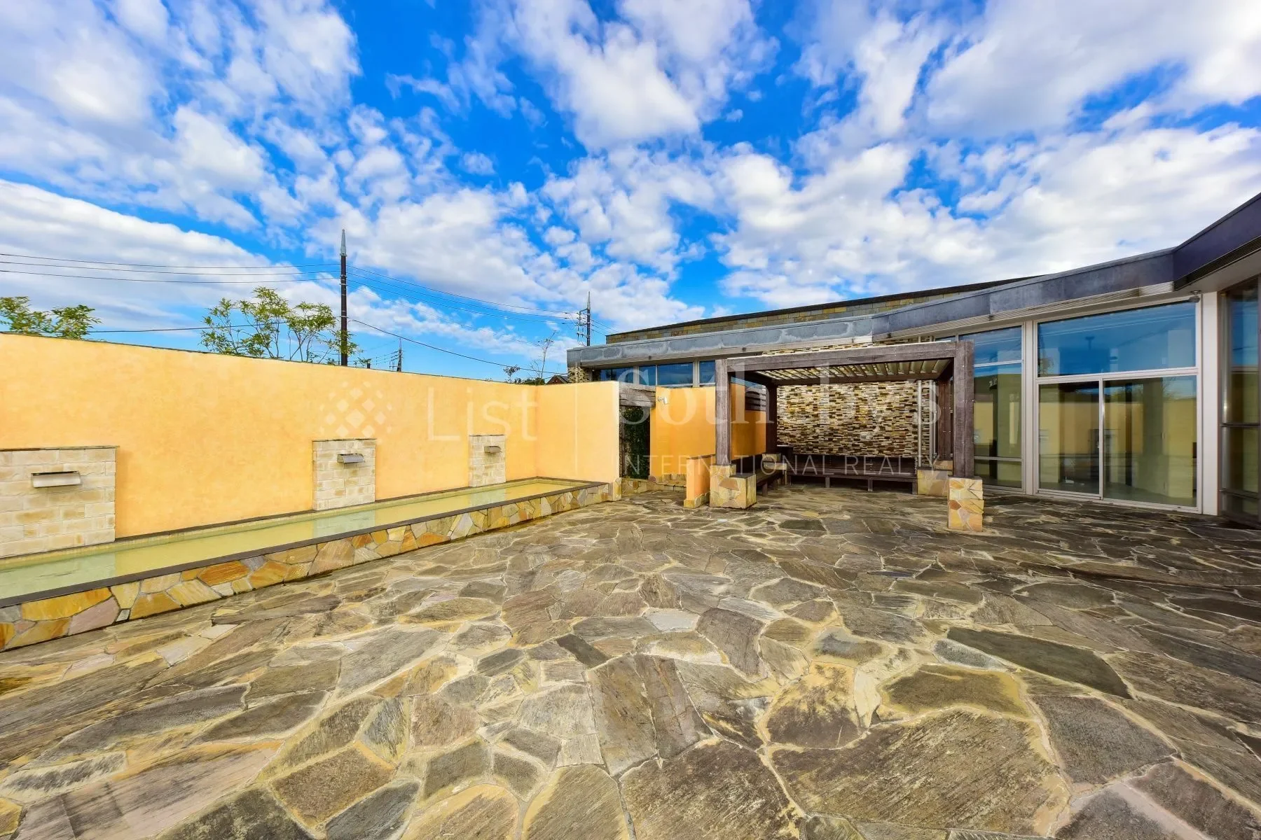 Exterior photo 3