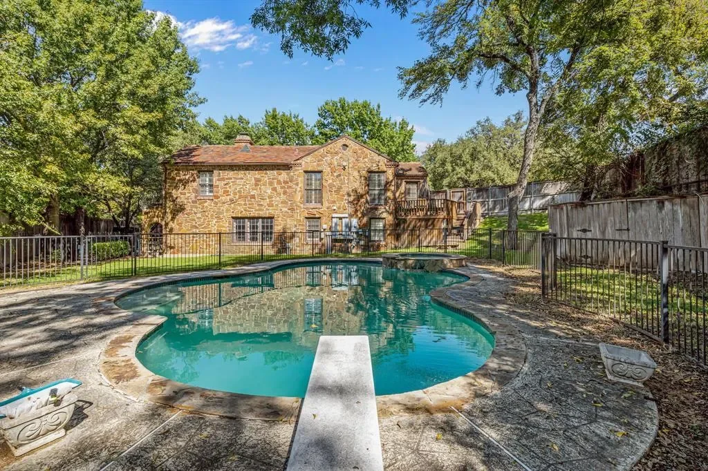 425 Crestwood Drive, Fort Worth, Texas, United States. - Photo 35