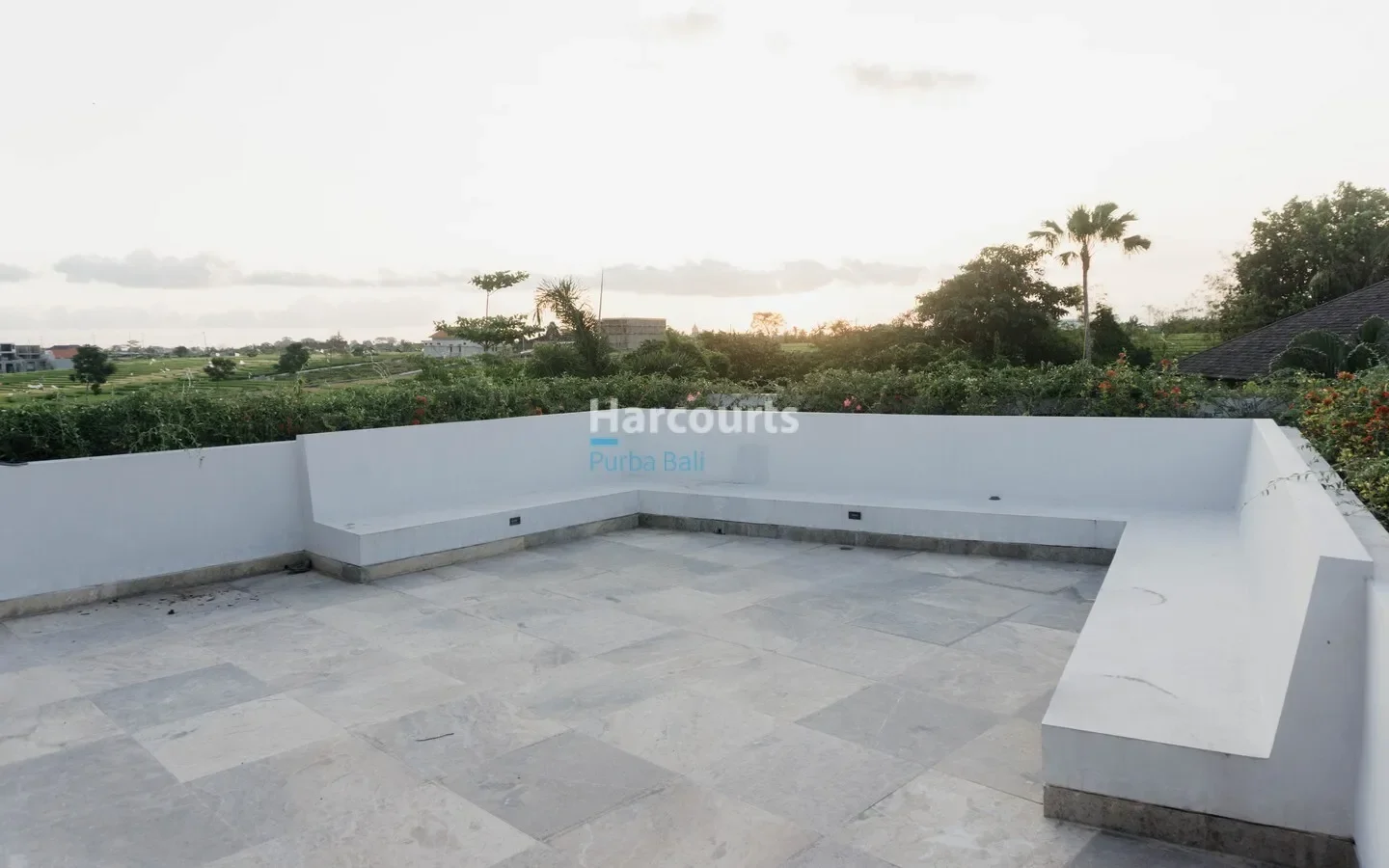 Exterior photo 4