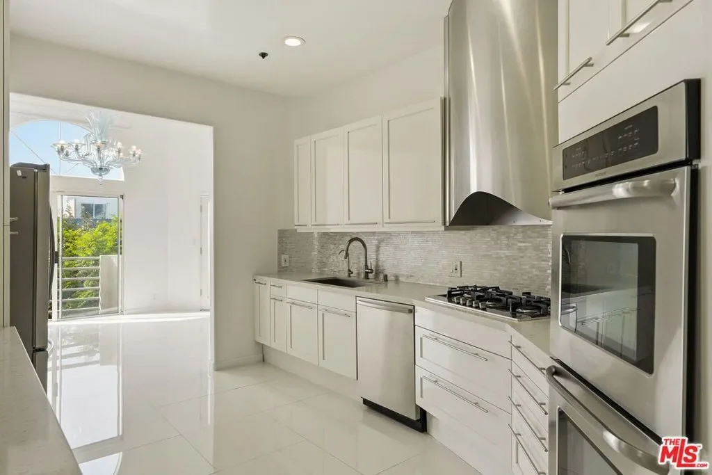 840 N Croft Avenue 301, Los Angeles, California, United States. - Hero Image