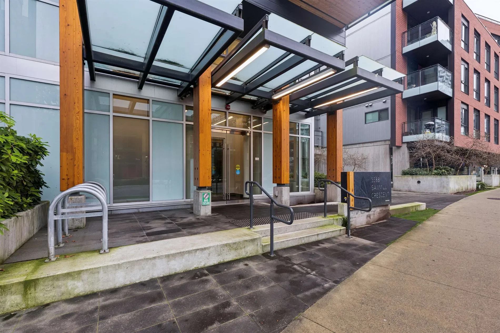 Exterior photo 2