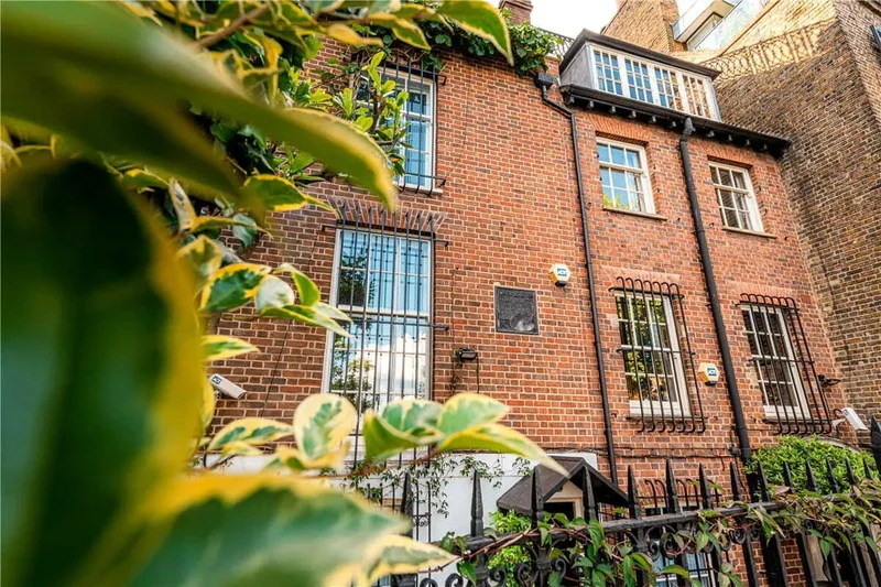 Cheyne Walk, London, England, United Kingdom. - Photo 14