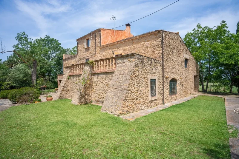 A las afueras, Pals, Catalonia, Spain. - Photo 14