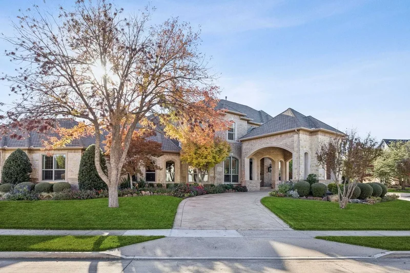 Grand Estate Showcasing Timeless Architecture and Privacy