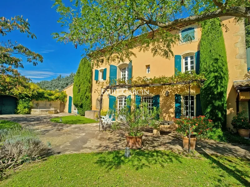 For sale - Renovated farmhouse - Foot of the Luberon