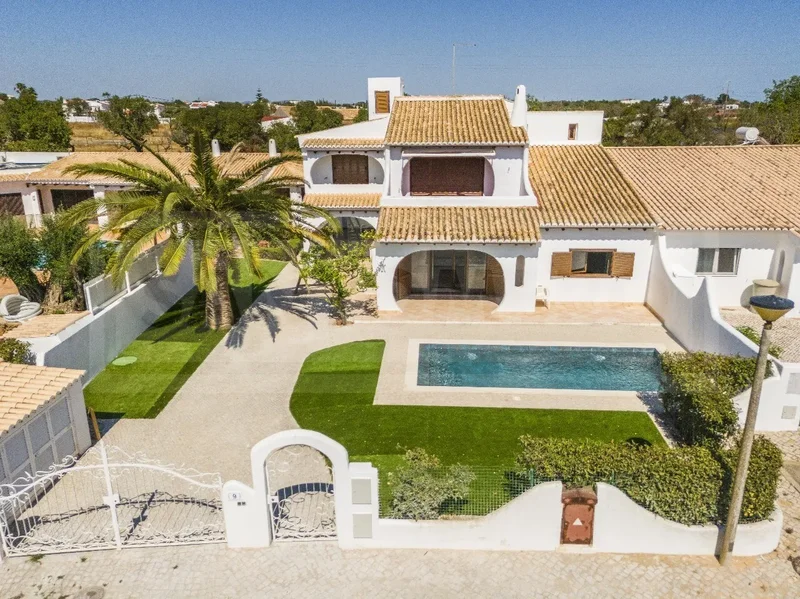 Villa 5 bedrooms (V4 + 1) traditional style with swimming pool near the center of Guia - Albufeira.