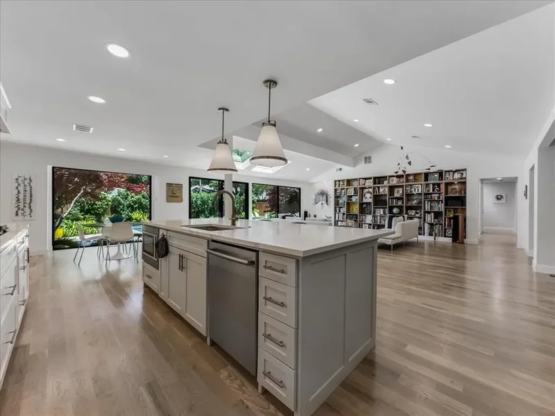 7049 Gateridge Drive, Dallas, Texas, United States. - Photo 11
