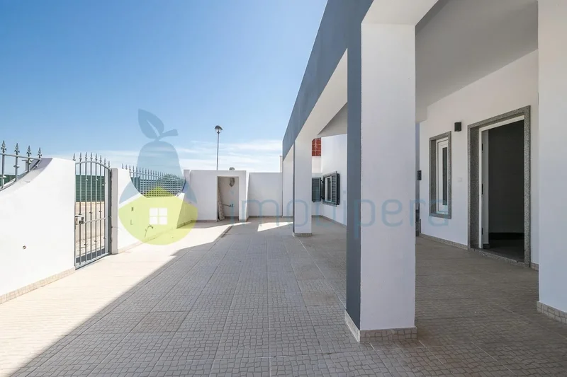 4 bedroom villa for sale in the area of Mexilhoeira Grande, Municipality of Portimão.