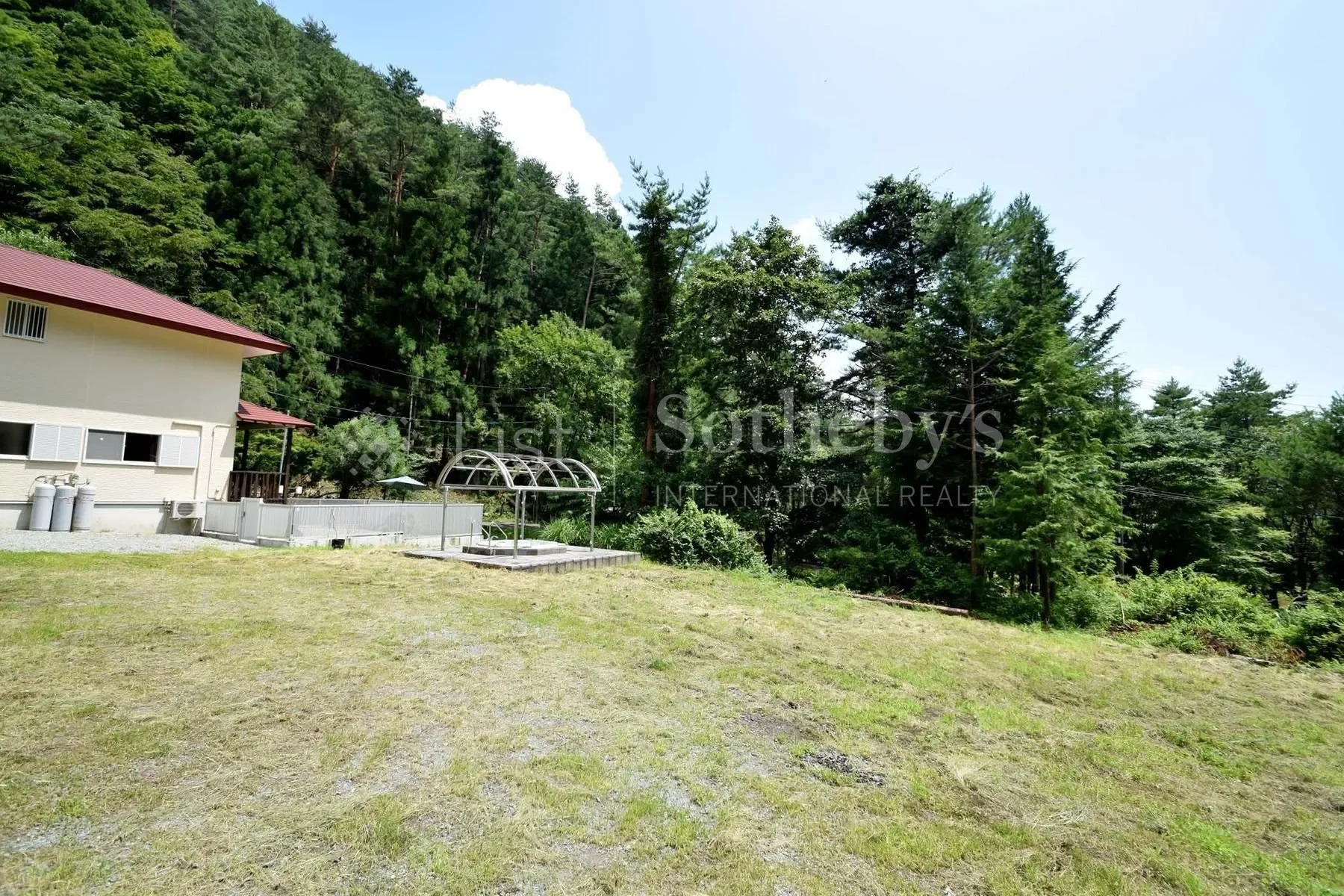 Exterior photo 8