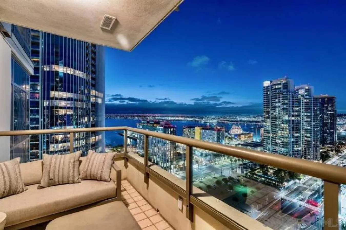 700 E Street Unit 2404, San Diego, California, United States. - Photo 19