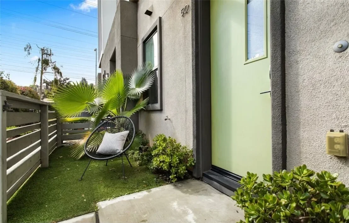 Exterior photo 3