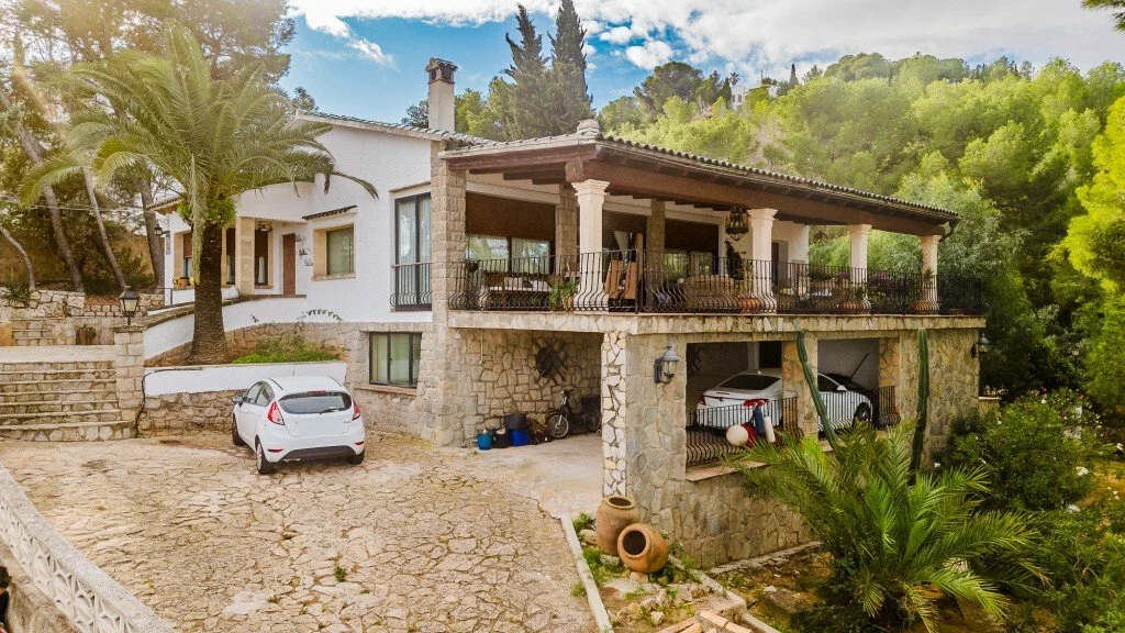 Exterior photo 2