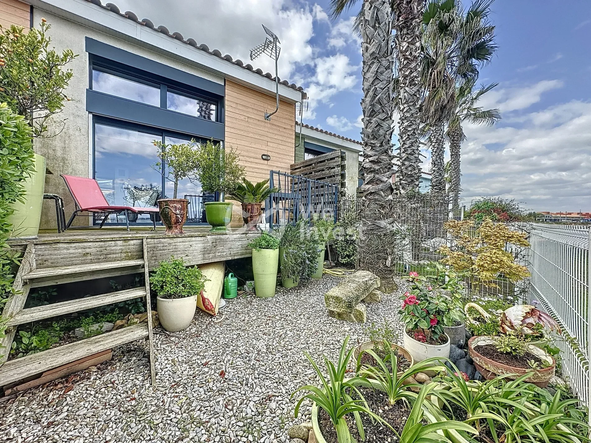 Exterior photo 2