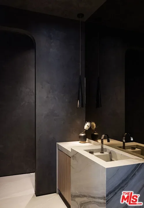16401 Mulholland Drive, Los Angeles, California, United States. - Photo 32