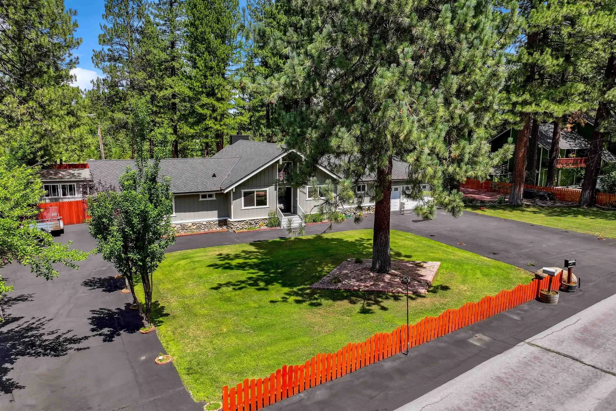 10228 Jeffery Pine Road, Truckee, California, United States. - Photo 3