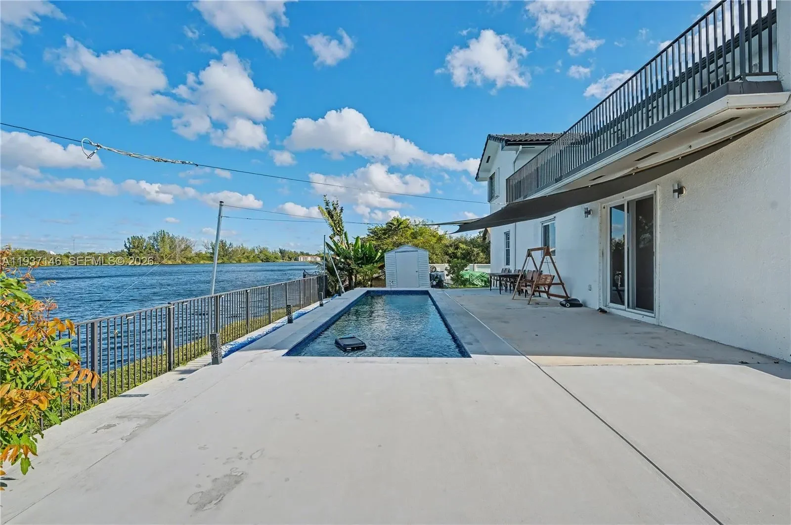 Exterior photo 6