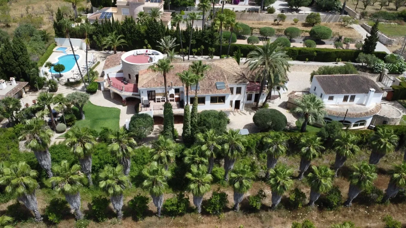 Exterior photo 2