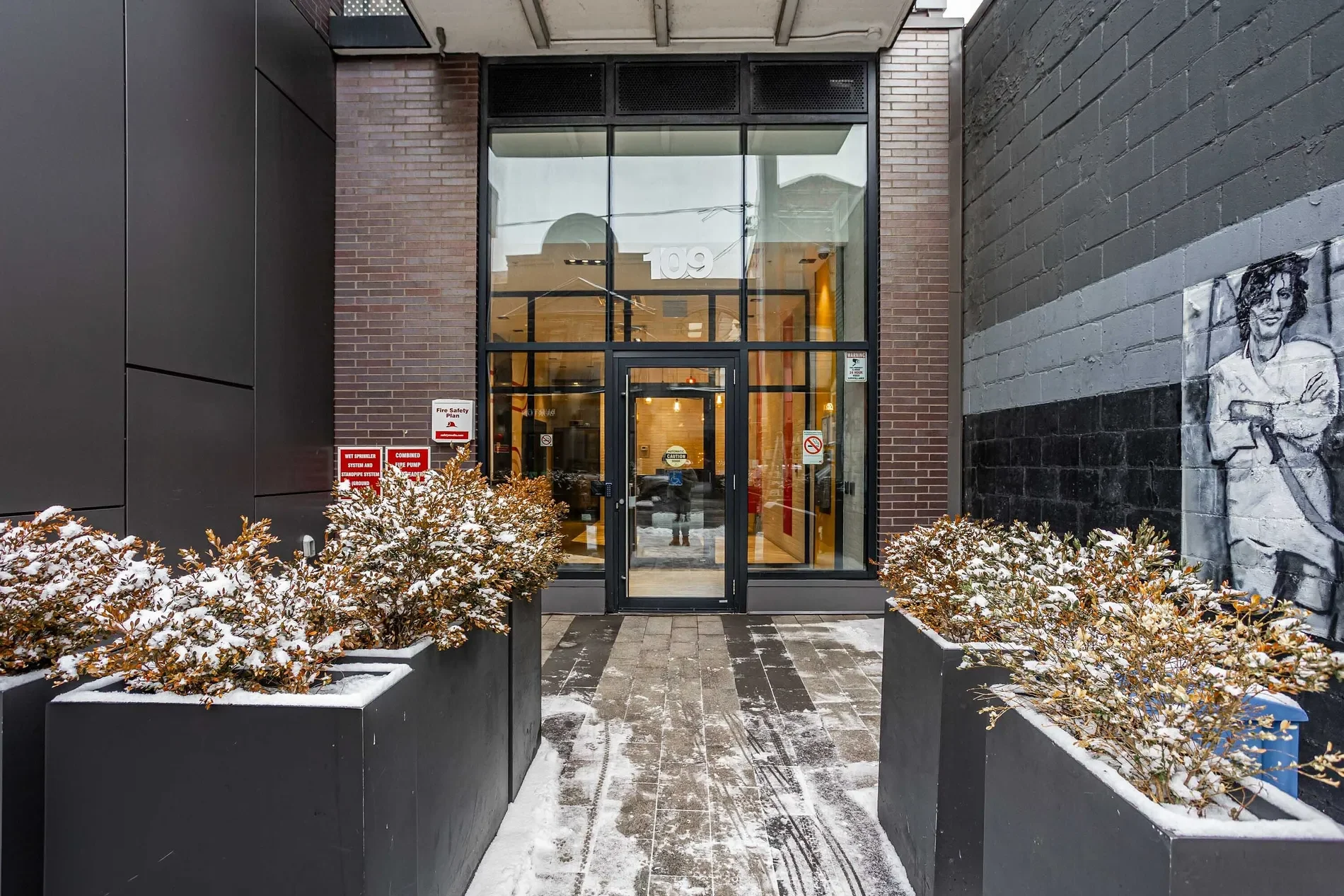 Exterior photo 2