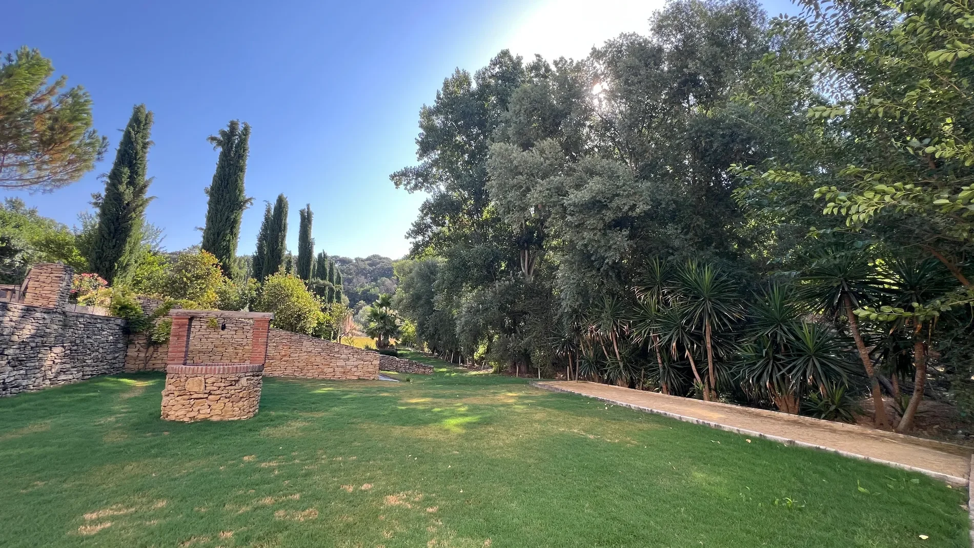 Exterior photo 8
