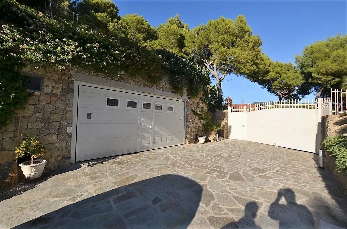 Exterior photo 2