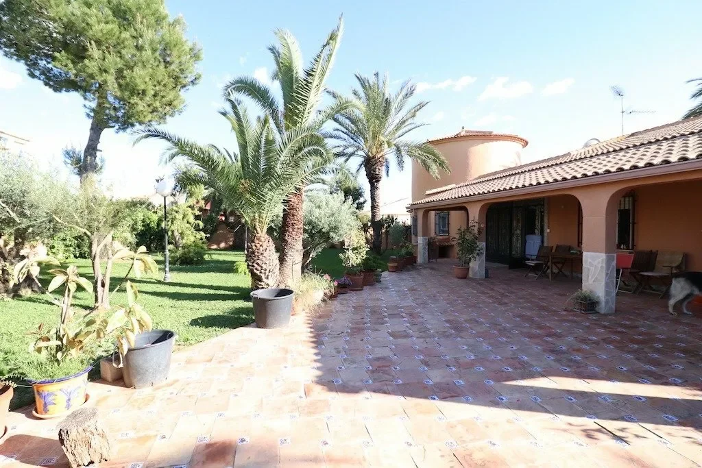 Exterior photo 7