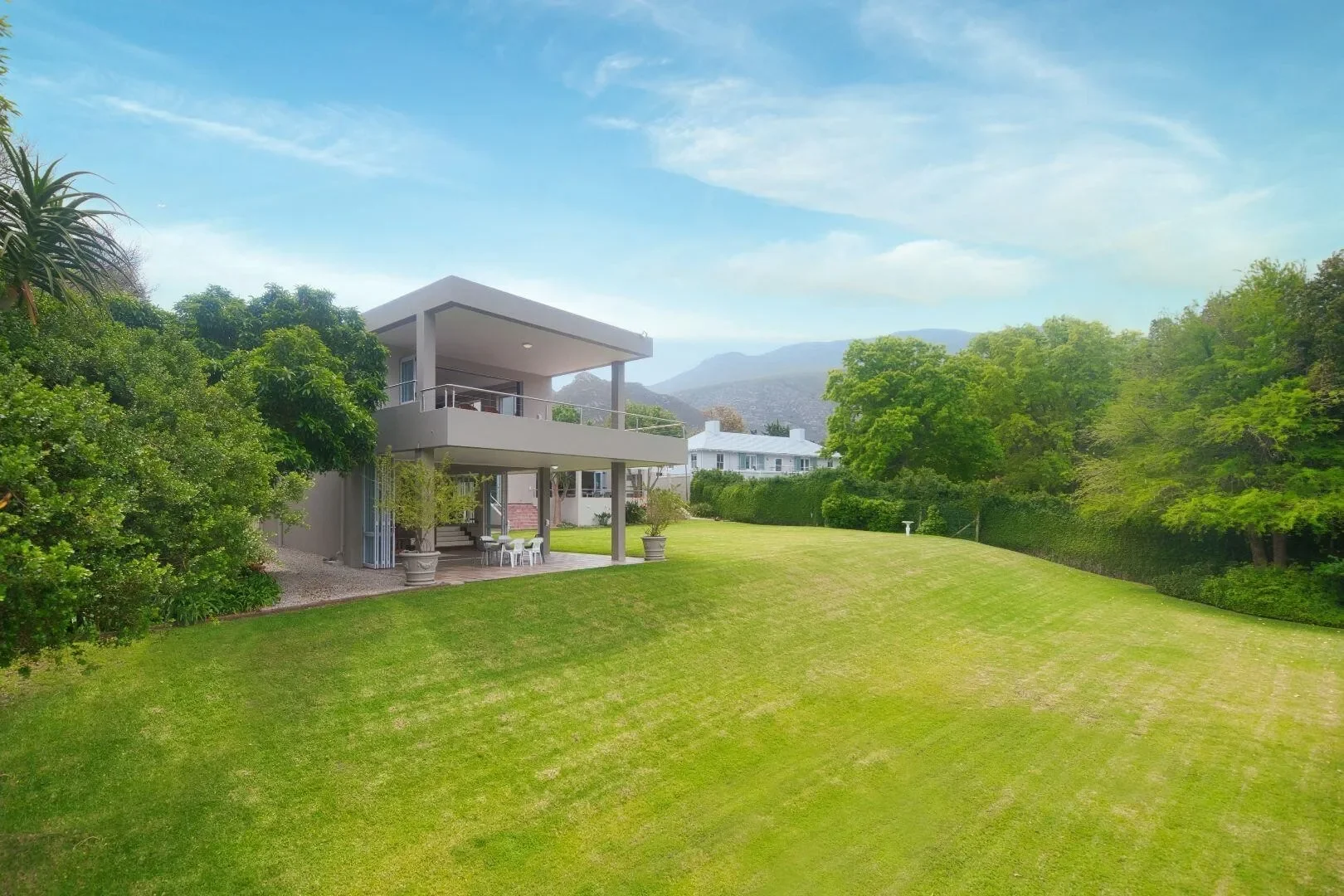 Exterior photo 6