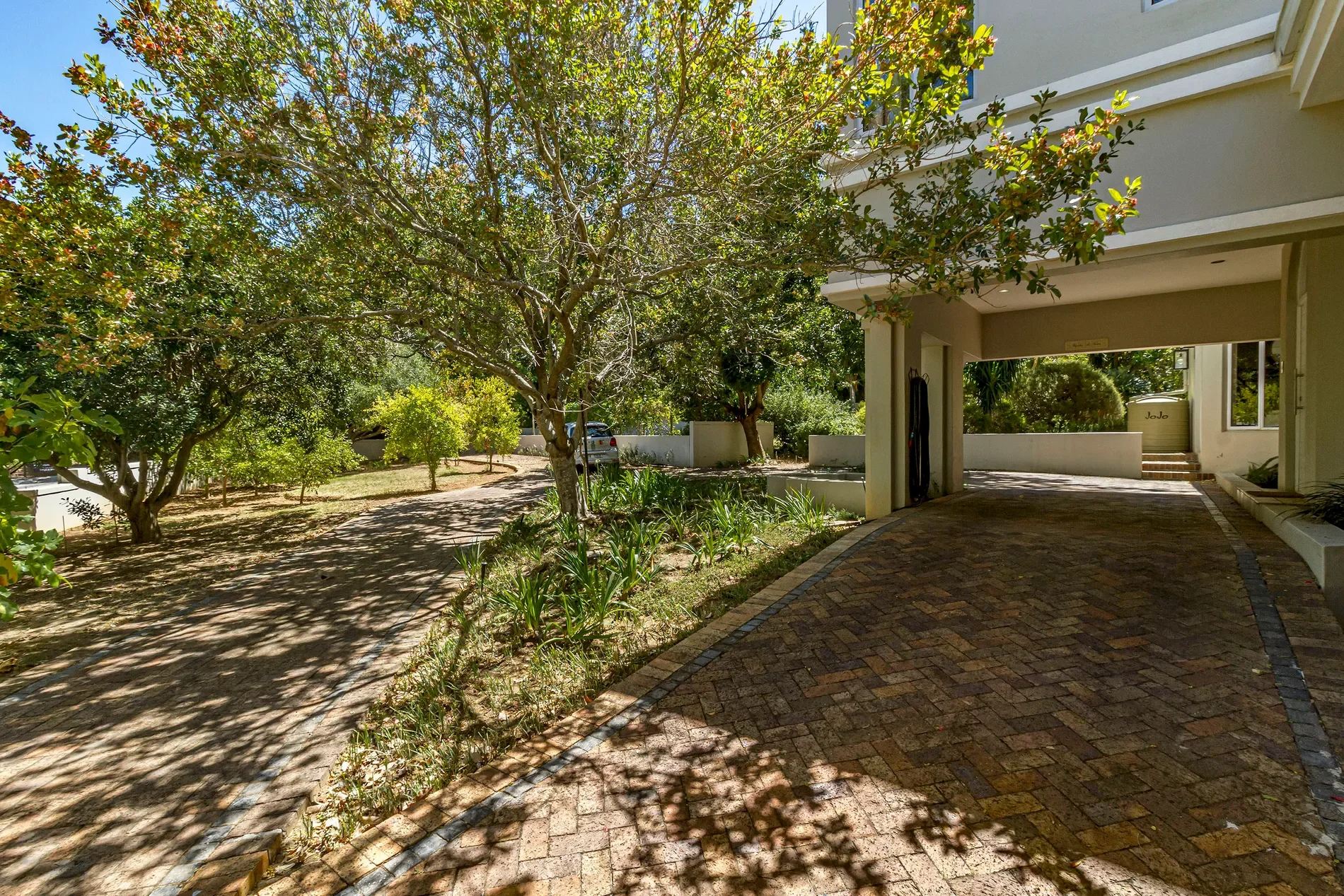 Exterior photo 6