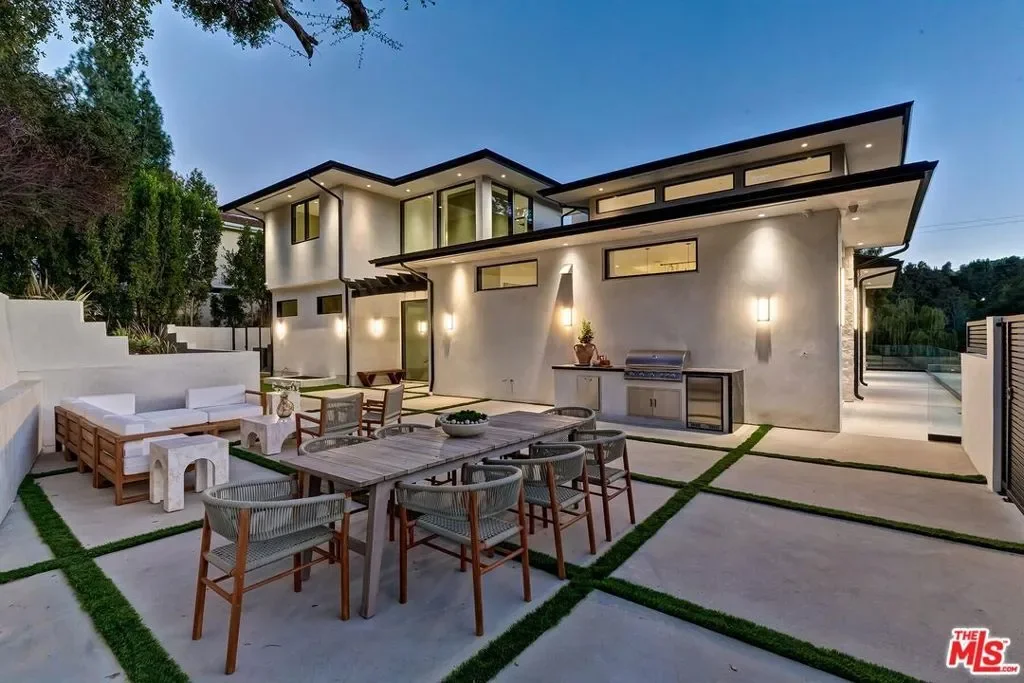 16879 Mooncrest Drive, Los Angeles, California, United States. - Photo 32