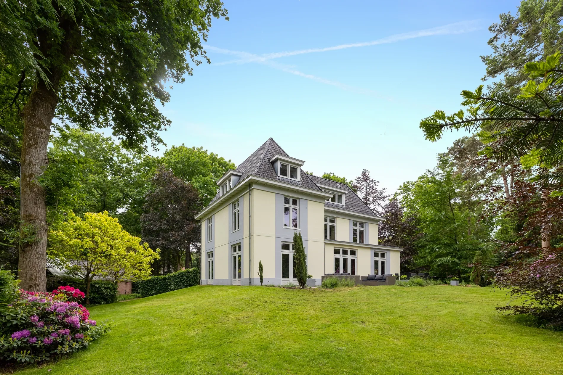 Exterior photo 4