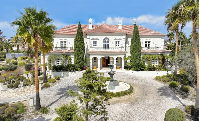 Spectacular Mansion with a unique location in Quinta do Lago