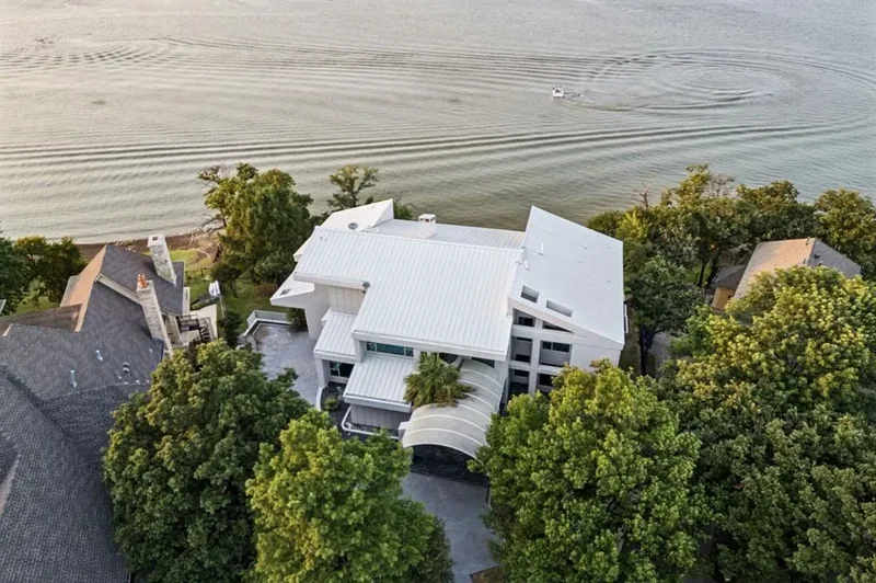 Single Family Residence in Highland Village
