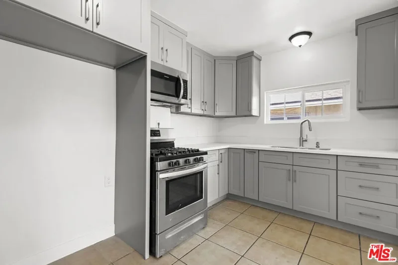 10823 Cantara Street, Los Angeles, California, United States. - Photo 24