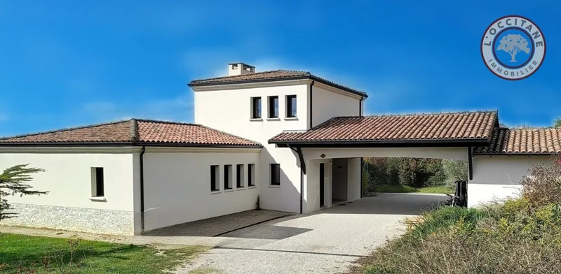 House for sale in L'isle-jourdain, 208m² 6 rooms €669,000 with pool