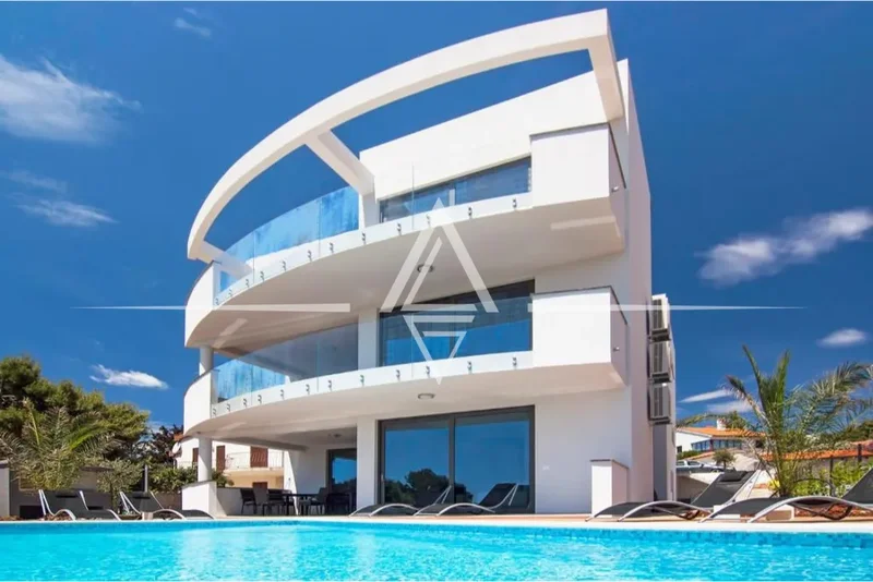 Pula, Istria: Luxury villa with a pool 200 m to the sea