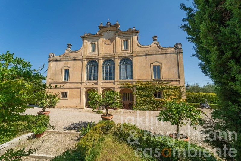 Elegant 18th century villa in Siena