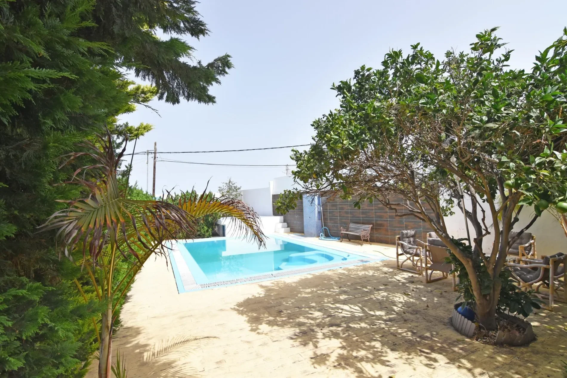 Exterior photo 2